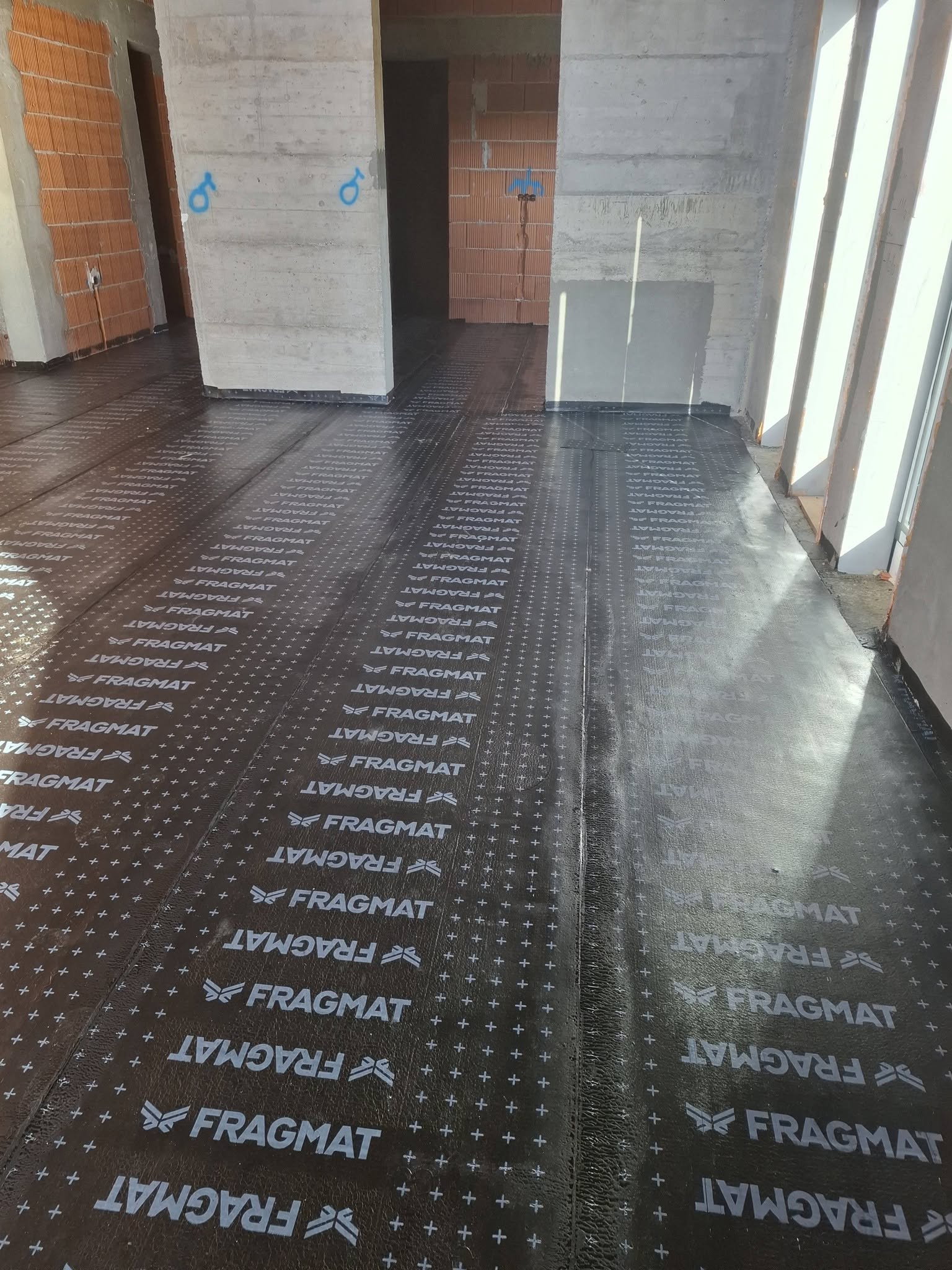 Postavljanje hidroizolacije varenom ljepenkom V4 na podnoj površini